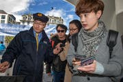 Jin Zhiwen arbeitet seit drei Jahren als Matrose für die SGV. Mitarbeiter mit chinesischer Herkunft sollen Touristen aus China mehr Komfort bieten. (Bild: Eveline Beerkicher, 14. April 2016)