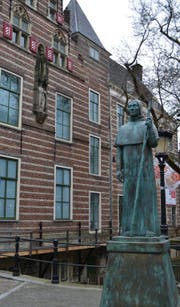 Adrian von Utrecht vor dem Haus, in das er nicht mehr einziehen konnte, weil er als Papst Hadrian VI. nach Rom gerufen wurde.