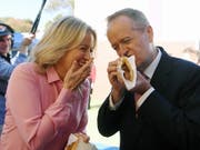 Bei der Parlamentswahl in Australien liegt die sozialdemokratische Labor-Partei unter dem bisherigen Oppositionsführer Bill Shorten (im Bild mit seiner Frau Cloe) nach einer ersten Hochrechnung vorn. (Bild: KEYSTONE/EPA AAP/LUKAS COCH)