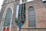 Symbol der alten Nutzung und Lichtkunstobjekt: neues Kirchenfenster vor alter Kirche, in der nun das Museum Speelklok seine Schätze hütet.