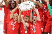 Arjen Robben, Rafinha und Franck Ribery (vorne von links) jubeln mit der Meisterschale. (Bild: Tobias Hase/Keystone, München, 18. Mai 2019)