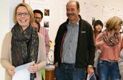 Elvira Büchel und Angelo Bont informieren die Besucher über das Projekt Gleis 1. (Bild: wk)