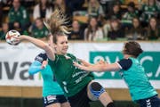 Kerstin Kündig vom LC Brühl (links) im Zweikampf gegen Simona Cavallari. (Bild: Michel Canonica)