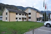 Der östliche Trakt des Gemeindehauses in Alt St.Johann (links) wird abgebrochen und durch einen Neubau ersetzt, dank dem verschiedene Mängel behoben werden können. (Bild: Thomas Schwizer)