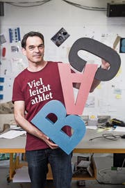 Spielt mit Buchstaben und Wörtern: René Gisler in seinem Atelier. (Bild: Manuela Jans-Koch, Luzern, 3. Mai 2019)