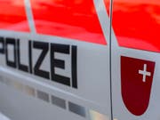 Die Schwyzer Kantonspolizei stand am Freitagabend bei einem tödlichen Töffunfall im Einsatz. (Bild: KEYSTONE/ALEXANDRA WEY)