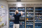 Engpässe bei den Lieferungen von Medikamenten beschäftigen die Spitäler – und den Bund. (Bild: Gaetan Bally/Keystone, Zürich, 28. November 2018)