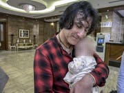 Patricio Galvez mit einem Enkelkind im Irak. (Bild: Cecilia Udden, Sveriges Radio)