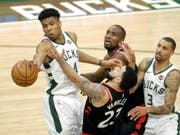 Der Grieche Giannis Antetokounmpo (links) führte die Milwaukee Bucks zum zweiten Sieg in den Playoff-Halbfinals der NBA gegen die Toronto Raptors (Bild: KEYSTONE/EPA/AARON GASH)