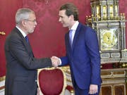 Die vorgezogenen Neuwahlen in Österreich sollen nach dem Willen von Bundespräsident Alexander Van der Bellen (links im Bild) sollen im September stattfinden.Das kündigte er am Sonntag nach einem Gespräch mit Bundeskanzler Sebastian Kurz (ÖVP) (rechts) in Wien an. (Bild: KEYSTONE/APA/APA/HANS PUNZ)