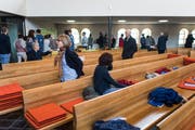 Da bleibt kaum jemand sitzen: Die Kirchgänger verteilen sich an fünf Stationen. (Bild: Michel Canonica)