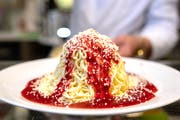 Das Spaghetti-Eis schmeckt ein bisschen nach Scherz - wie die Zigarettenkaugummi aus der Kindheit.