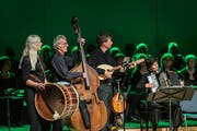 Die Zuger Singlüüt erhielten instrumentale Verstärkung von Amix. Bild: Christian H. Hildebrand (Cham, 18. Mai 2019)
