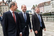 Die gewählten Regierungsräte Reto Wyss (links), Fabian Peter (Mitte) und Marcel Schwerzmann auf dem Weg zum Fotoshooting. (Bild: Eveline Beerkircher, Luzern, 19. Mai 2019)