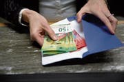 Gewisse Banken verlangen fürs Bargeld-Abholen am Schalter Gebühren. Bild: Corinne Glanzmann (Luzern, 18. Januar 2018)
