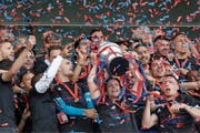Party in Rotblau: Basels Valentin Stocker streckt den Cup in die Höhe. (Bild: Marc Schumacher/Freshfocus (Bern, 19. Mai 2019))