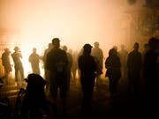 Rund um die Berner Reithalle ist es am frühen Sonntagmorgen erneut zu Ausschreitungen zwischen Randalierern und der Polizei gekommen. (Bild: KEYSTONE/MANUEL LOPEZ)