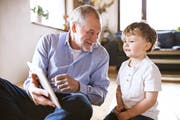 Das Vorlesen und Spielen mit Bilderbuch-Apps eröffnet neue Chancen – wenn man sich Zeit fürs Zusammensein nimmt. (Bild: Imago-Images)