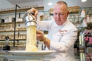 Spaghetti-Eis-Erfinder Dario Fontanella drückt in seinem Eiscafé Vanilleglace durch eine Spätzlepresse. (Bild: Bilder: Thomas Lohnes/Imago-Images (Mannheim, 18. Februar 2019))