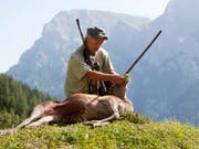 In Graubünden haben die Stimmberechtigten eine Volksinitiative zur Abschaffung Sonderjagd verworfen. Im Bild der ehemalige Ski-Nationaltrainer und leidenschaftliche Jaeger Fritz Zueger (Archivbild). (Bild: KEYSTONE/ARNO BALZARINI)