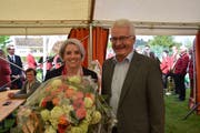 Glückliche Wahlsiegerin: Caroline Bartholet mit dem amtierenden Gemeindepräsidenten Niklaus Hollenstein. (Bild: Tobias Söldi)