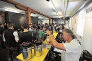 Im Zeughaus in Altdorf kamen am Samstag die Bierliebhaber voll auf ihre Kosten. (Bild: Urs Hanhart, 18. Mai 2019)