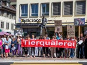Der Tierschutzskandal von Hefenhofen befeuerte die Forderung nach einem Öffentlichkeitsgesetz. Tierschützer demonstrierten vor dem Ratsgebäude in Frauenfeld und forderten Aufklärung. Archivbild (Bild: Keystone/Christian Merz)