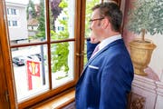 Der neue Stadtpräsident nimmt Glückwünsche per Telefon entgegen. (Bild: Rudolf Hirtl)