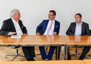 Noch-Stadtpräsident Thomas Müller, Wahlsieger Robert Raths und der zweitplatzierte Guido Etterlin (v.l.). (Bild: Rudolf Hirtl)