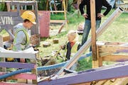 Bis sie zwölf Jahre alt sind, dürfen Kinder auf der Kinderbaustelle hämmern, nageln und bauen. (Bild: PD)