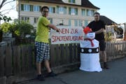 Franz Eugster und Pascal Mächler zeigen das an der Espenstrasse platzierte Transparent. (Bild: Georg Stelzner)