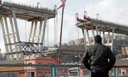 Einzelne Teile der Brücke schweben noch immer bedrohlich über den Hausdächern. (Bild: Antonio Calanni/AP (9. Februar 2019))