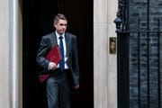 Der Verteidigungsminister Gavin Williamson verlässt die wöchentliche Kabinettssitzung in der Downing Street. (Bild: Jack Taylor/Getty, London, 5. März 2019)