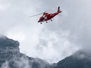 Trotz der Rettungsaktion der Rega verstarb ein verunfallter Holzarbeiter aus Obwalden im Spital. (Bild: KEYSTONE/ALEXANDRA WEY)
