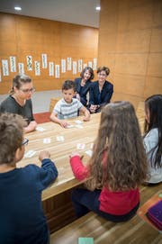 Schulpräsidentin Regina Hiller und Regierungsrätin Monika Knill schauen den Kindern über die Schulter. Bild: Andrea Stalder