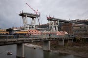 Sechs Monate nach dem Einsturz der Morandi-Brücke in Genua haben die Abrissarbeiten begonnen. Noch ist die sie nicht ansatzweise wieder repariert. (Bild: Stefania M. D'Alessandro/Getty )