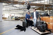 Betriebsleiter Markus Kragler und Inhaber Michael Federle in der Shedhalle. (Bild: Stefan Kaiser, Zug, 1. Mai 2019)