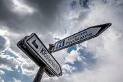Wegweiser zur Luzerner Psychiatrie in St. Urban. (Bild. Pius Amrein, St. Urban, 18. April 2017)
