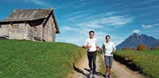 Die Stanserin Patricia Gut mit Gigathlon-Partner Armin von Rotz bei einer Trainingseinheit oberhalb der Gemeinde Sachseln. (Bild: Roman Marti (Sachseln, 9. November 2018))