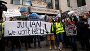 Protestanten ausserhalb des Gerichtsgebäudes in London. (Bild: AP Photo/Frank Augstein, London, 2. Mai 2019)