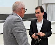 Der Basler Professor Rainer Greifeneder (rechts) im Gespräch mit Moderator Risch Cantieni. (Bild: Hanspeter Thurnherr)