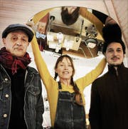 Denken im Stück «Ich esse Deinen Schatten» die Körpersprache neu: Dramaturg René Schmalz, Tänzerin Micha Stuhlmann und Musiker Beat Keller. (Bild: Philipp Bürkler)