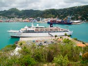 Das Kreuzfahrtschiff «Freewind» der Scientology-Organisation ist wegen eines Masernfalles in einem Hafen der Karibikinsel St. Lucia unter Quarantäne gestellt worden. (Bild: KEYSTONE/AP/BRADLEY LACAN)