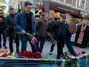 Fünf Jahre nach der Gewalteskalation in Odessa legen Menschen im Gedenken an die 48 Todesopfer Blumen vor dem Gewerkschaftshaus nieder. (Bild: KEYSTONE/AP/SERGEI POLIAKOV)