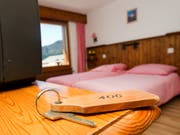 Für traditionelle Hotels wird die Buchungsplattform Airbnb zunehmend zur Konkurrenz. (Bild: Keystone/JEAN-CHRISTOPHE BOTT)