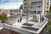 Im neuen Garten des Alterszentrums Schäflisberg können Bewohnerinnen und Bewohner spazieren. (Bild: Ralph Ribi (2. Mai 2019))
