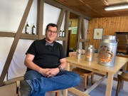 Mit seiner Firma Alpästärn verkauft Boris Zaalberg mit Scherenschnitt-Motiven verzierte Milchtansen und weitere Produkte. (Bild: Adrian Zeller)