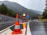 Der Bund und der Kanton Wallis wollen vier zusätzliche Polizisten auf die Piste schicken, um Lastwagen-Kontrollen auf der Simplon-Achse durchzuführen. (Bild: KEYSTONE/ANDREA SOLTERMANN)