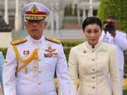 Königin Suthida am Donnerstag in Bangkok bei ihrem ersten öffentlichen Auftritt an der Seite ihres Ehemannes, König Maha Vajiralongkorn. (Bild: KEYSTONE/EPA/STR)