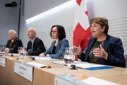 Experte Kurt Grüter (v.l.), Astronaut und Experte Claude Nicollier, die Chefin Sicherheitspolitik VBS Pälvi Pulli und Bundesrätin Viola Amherd äussern sich an einer Medienkonferenz zum Programm Air 2030, das die Beschaffung neuer Kampfflugzeuge und eines neuen Systems zur bodengestützten Luftverteidigung beinhaltet. (Bild: Keystone/Peter Schneider, Bern, 2. Mai 2019)